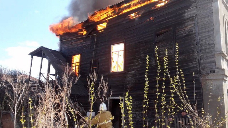 сгорел двухэтажный дом в Пугачеве.jpg