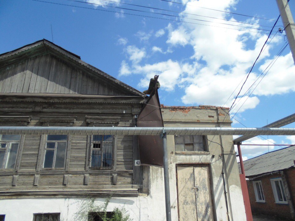 ветер повредил крышу в Пугачеве.jpg