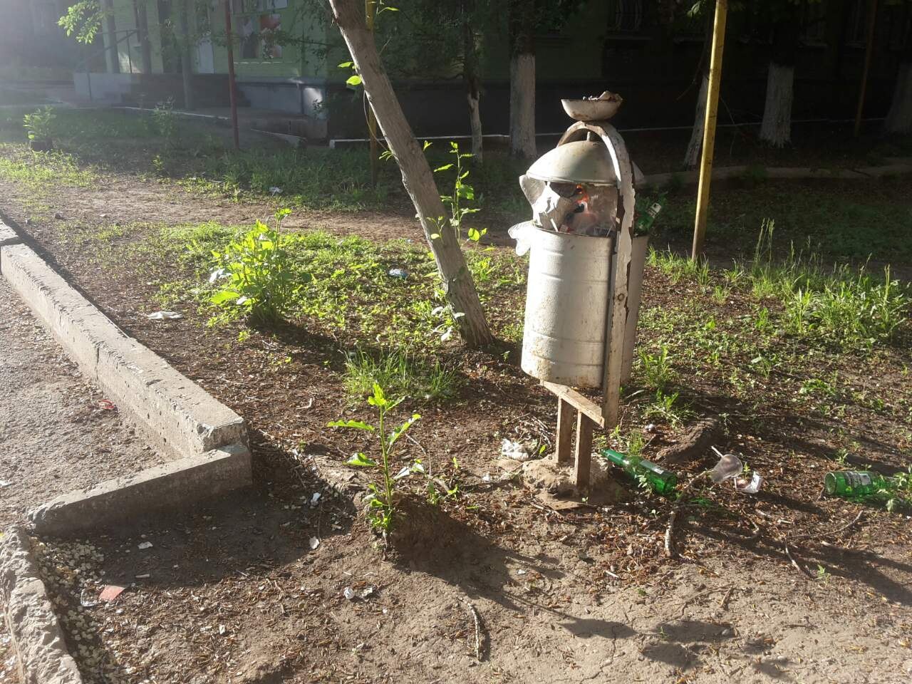вырванная мусорная урна в Саратове (1).jpg