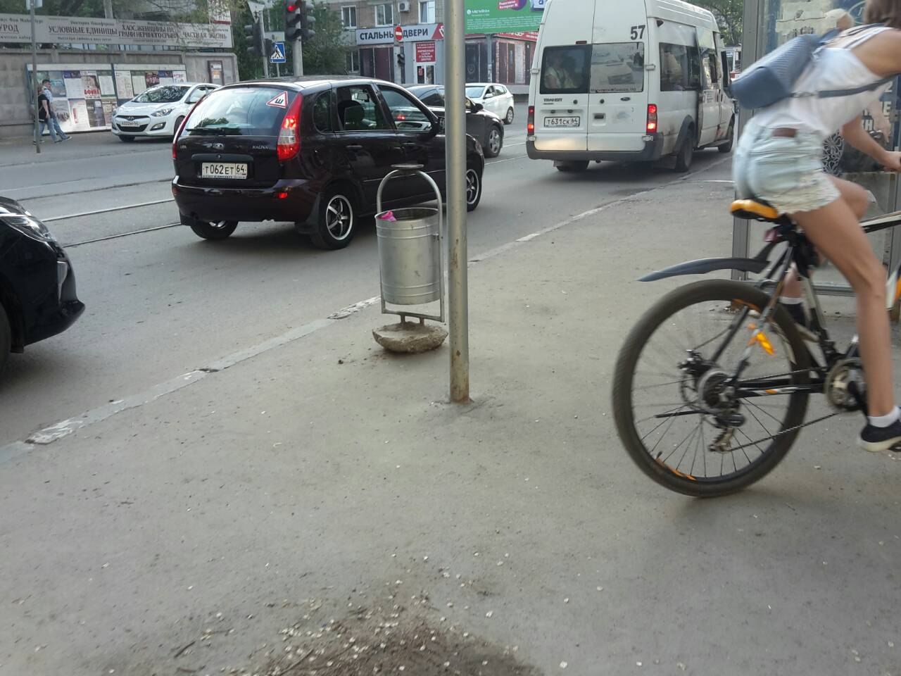 вырванная мусорная урна в Саратове (3).jpg