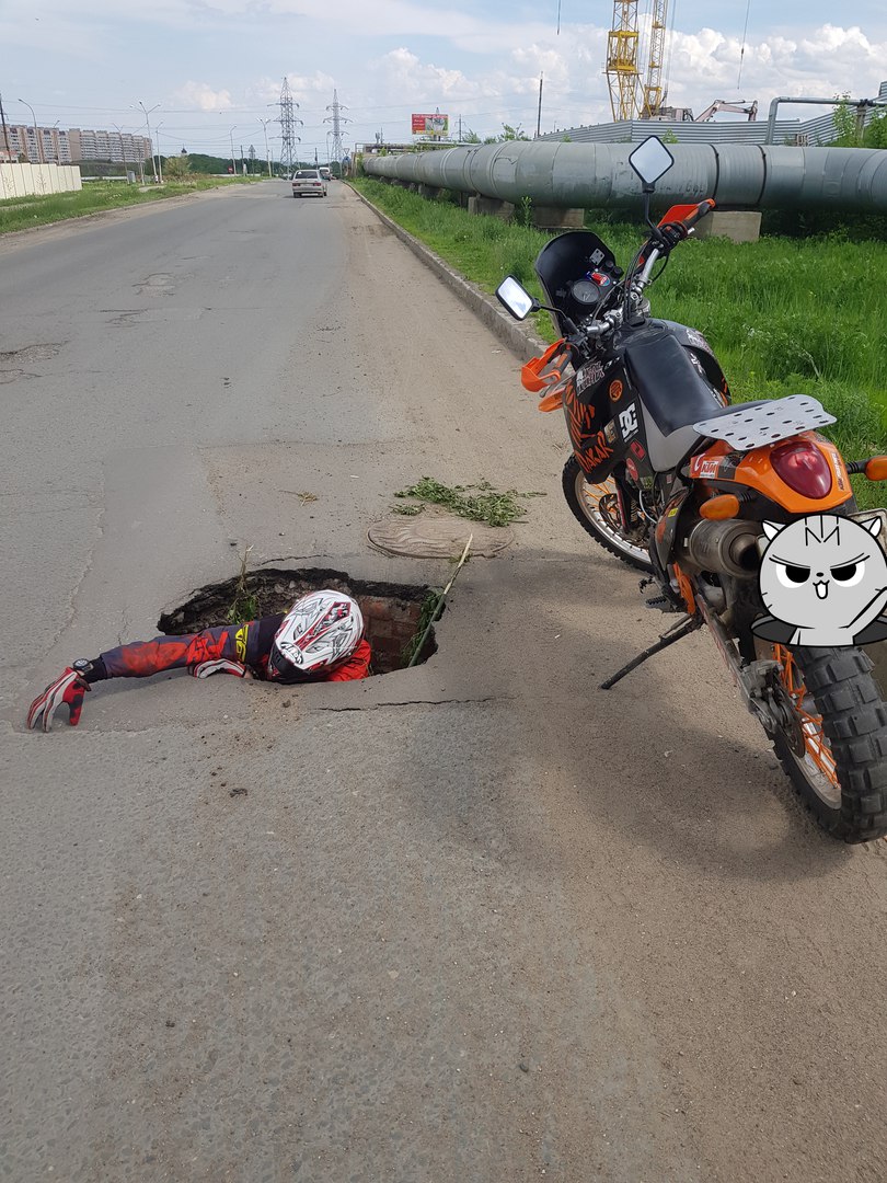 Саратовские мотоциклисты присоединились к флешмобу по фотографированию в ямах