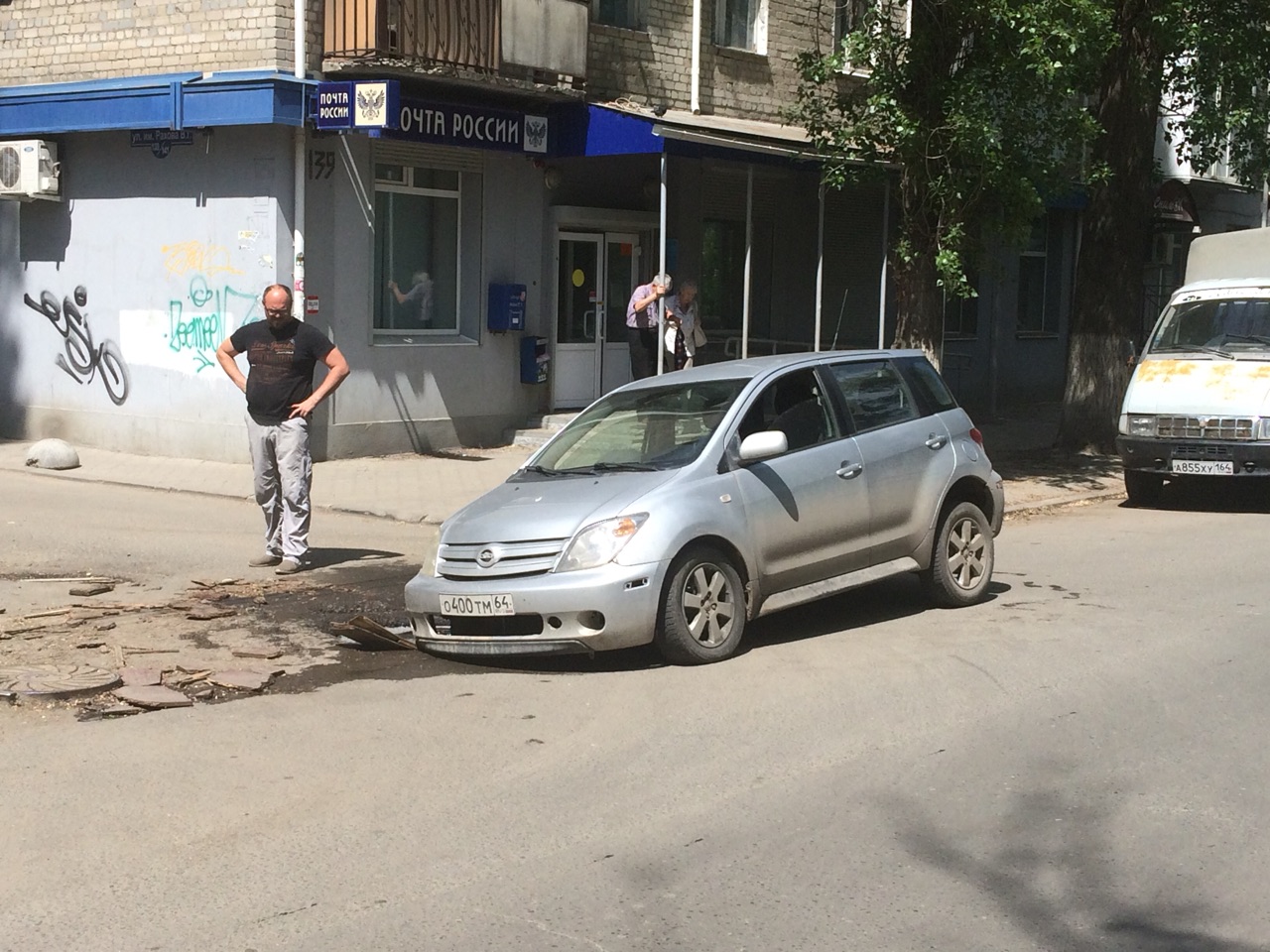 Автомобиль попал в яму на Рахова