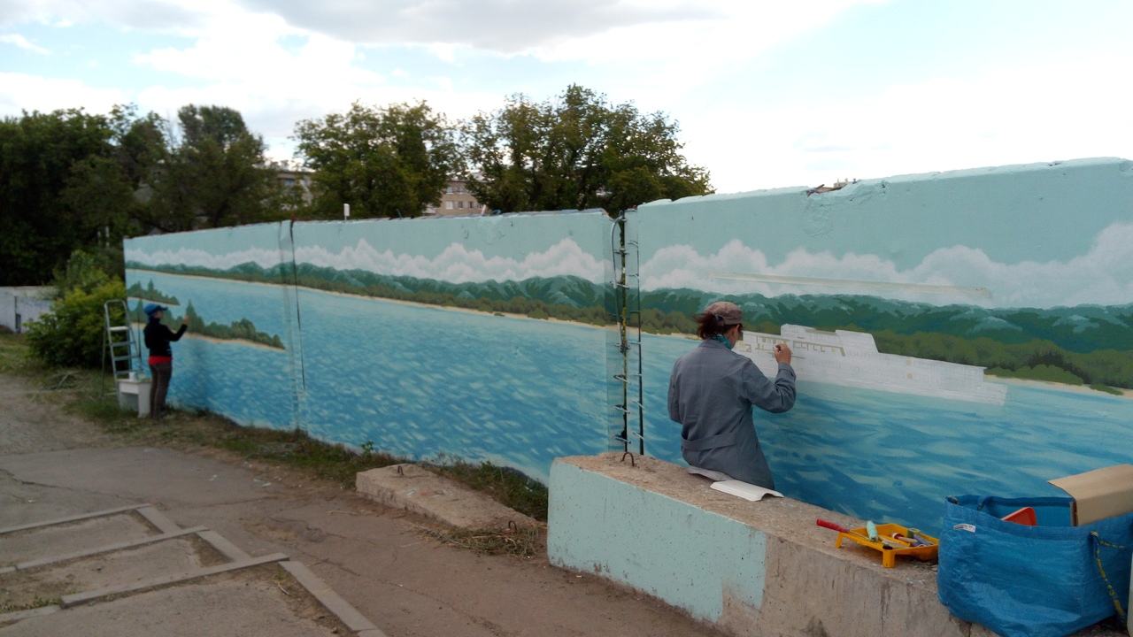 Рисунки на бетонном заборе на улице Чернышевского.jpg