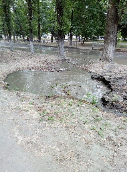 Прорыв водопровода на проспекте 50 лет Октября.jpg