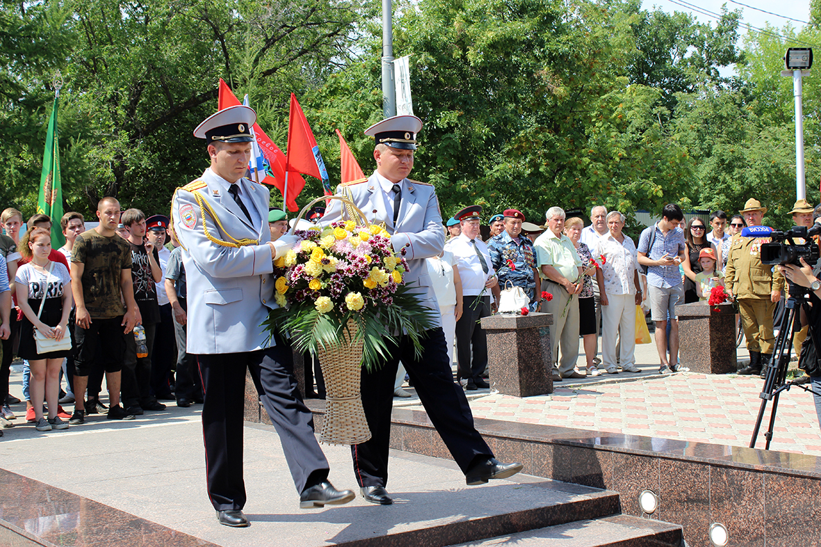 Имена погибших в Чечне саратовских полицейских увековечили в Парке Победы (3).JPG