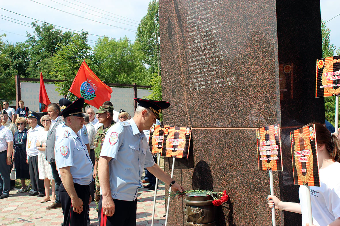 Имена погибших в Чечне саратовских полицейских увековечили в Парке Победы (4).JPG