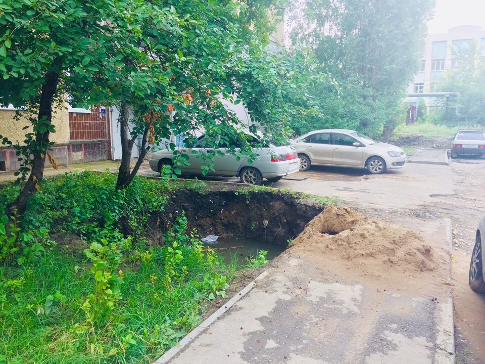 Жители пожаловались на пруд из сточных вод во дворе дома.jpg