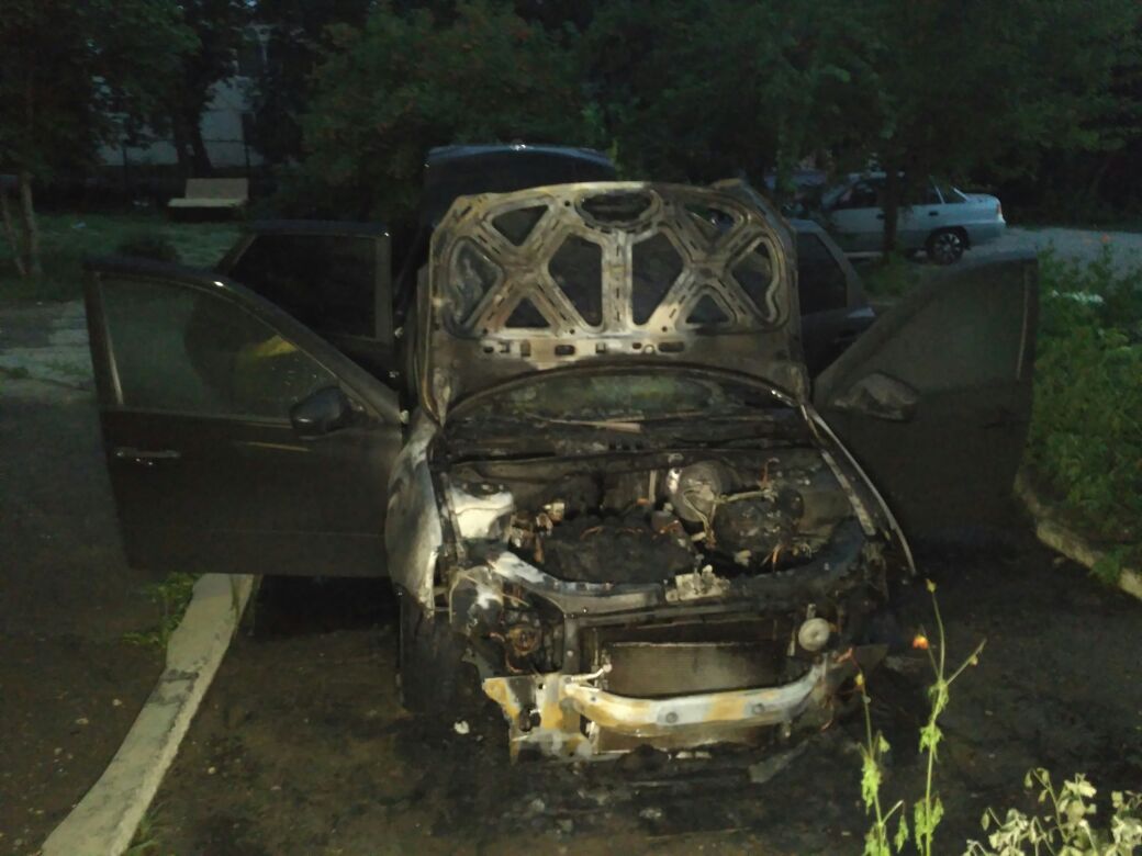 Сгоревший автомобиль блогера Сергея Синицына