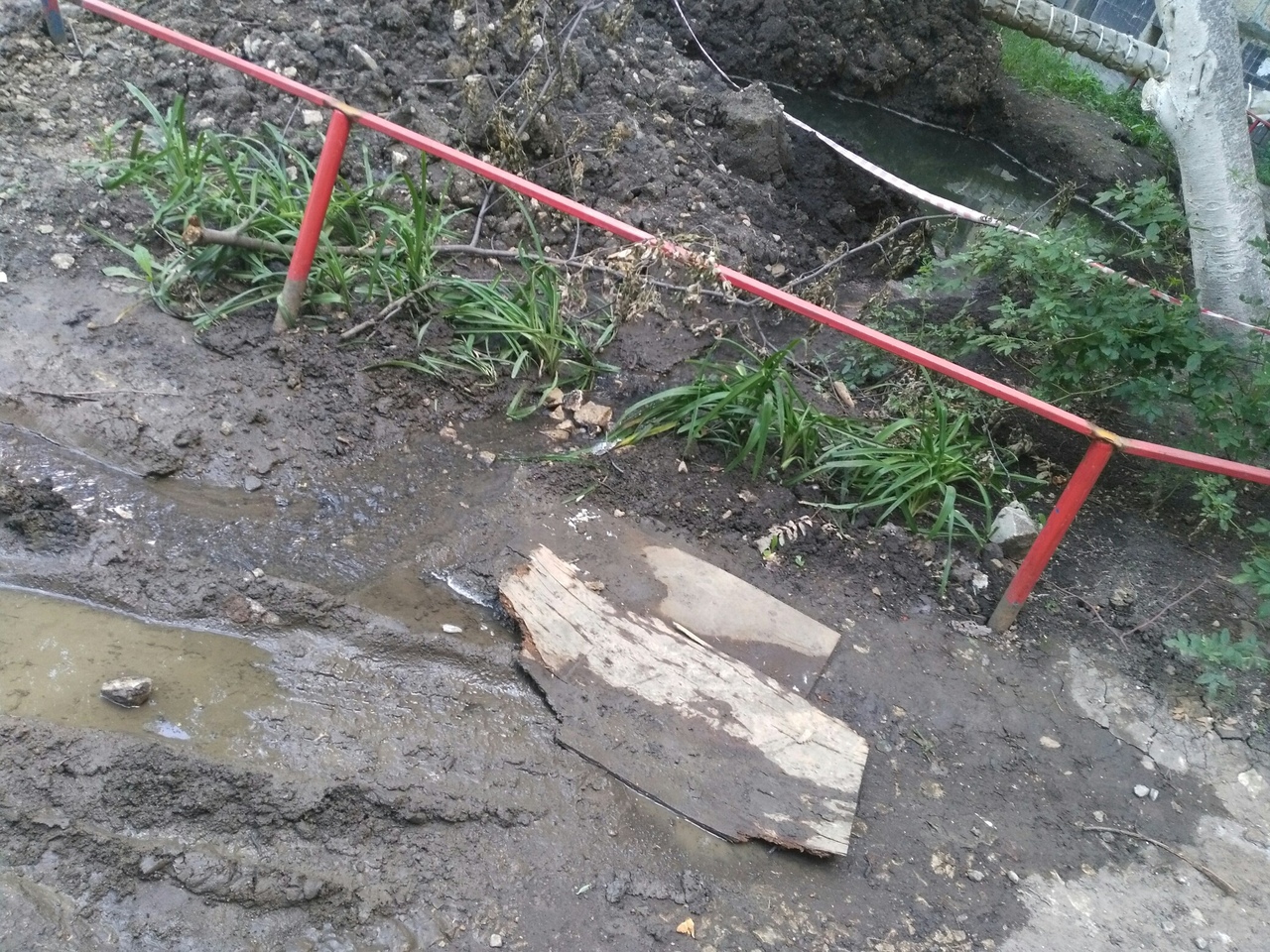 В саратовском дворе дети играют у опасной ямы с водой