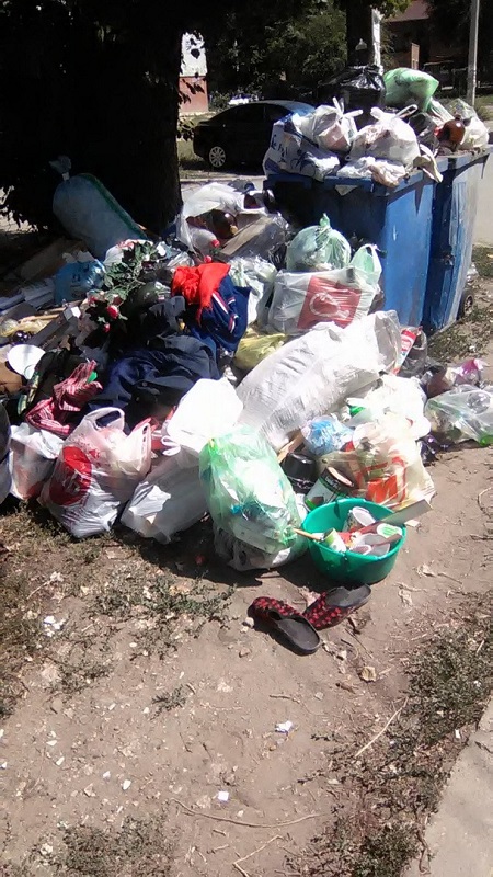 мусор на улице 20 лет ВЛКСМ в Балаково.jpg