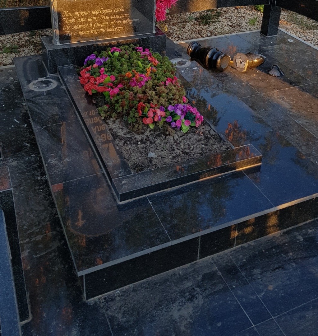Могилы на новом кладбище в Степном