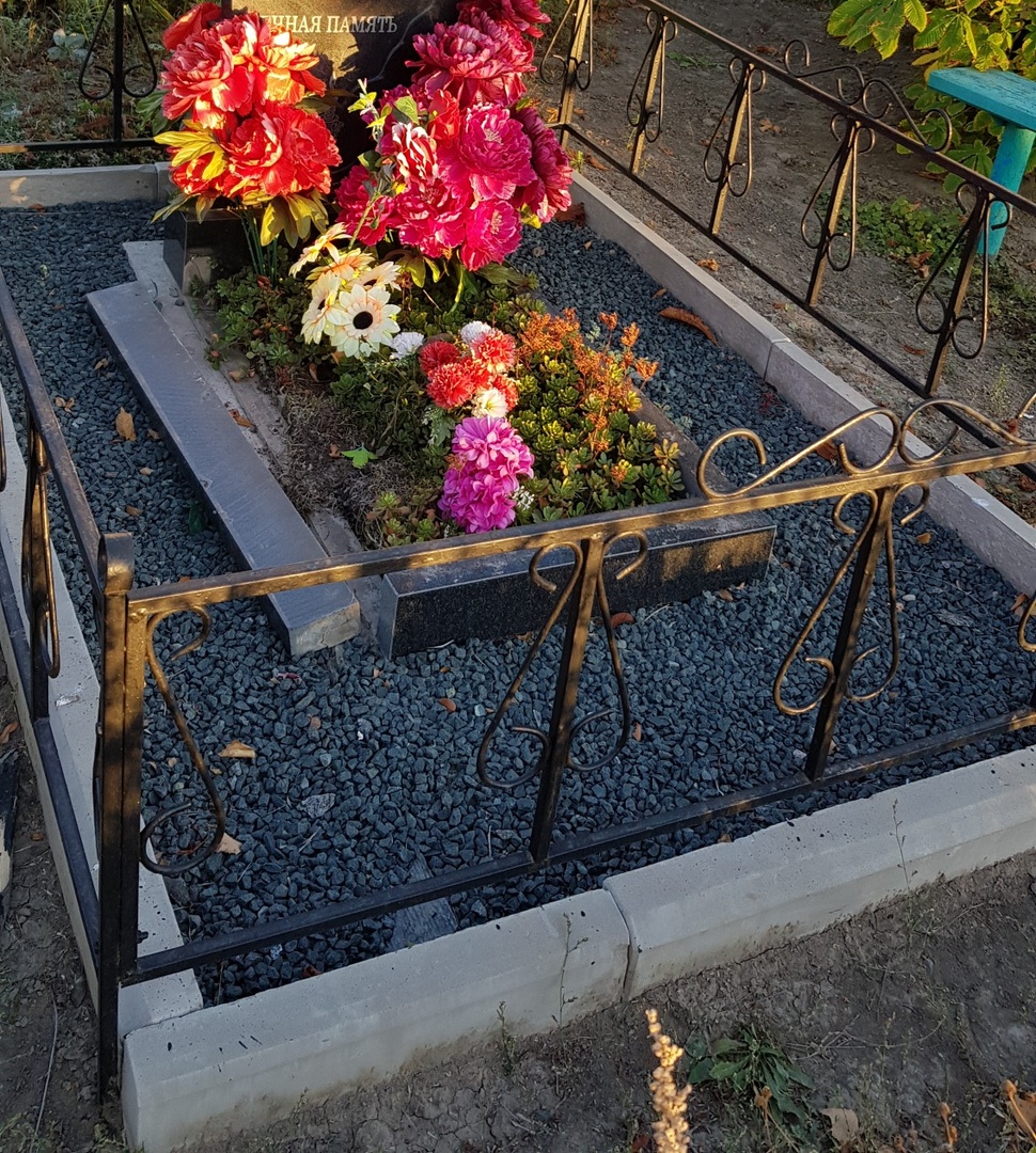 Могилы на новом кладбище в Степном