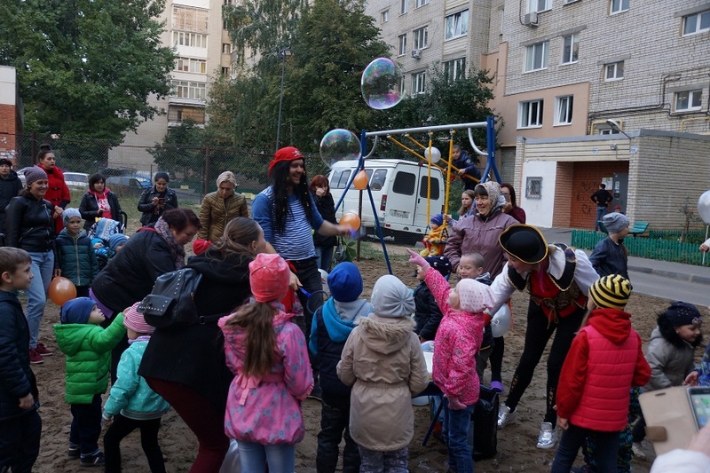 Праздник на новой детской площадке в Саратове.