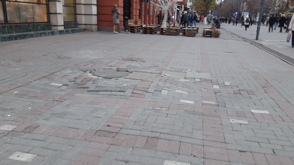 Провал плитки на проспекте Кирова