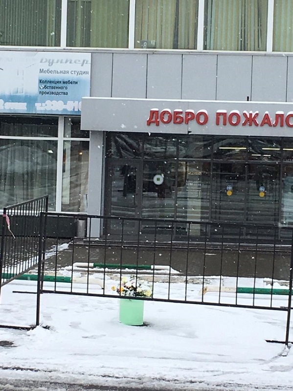 Коробка с цветами рядом с Мебель Сити.JPG