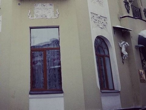 Фигура ангела на фасаде ЗАГСа на Волжской.jpg