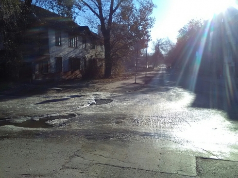 Лед и вода на дороге в Заводском районе.jpg
