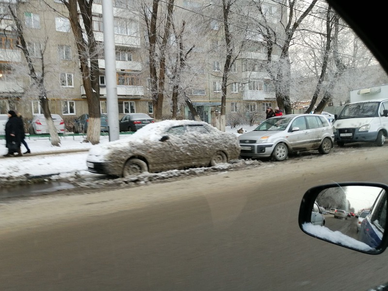 В асфальт на Кутякова вмерз автомобиль.jpg