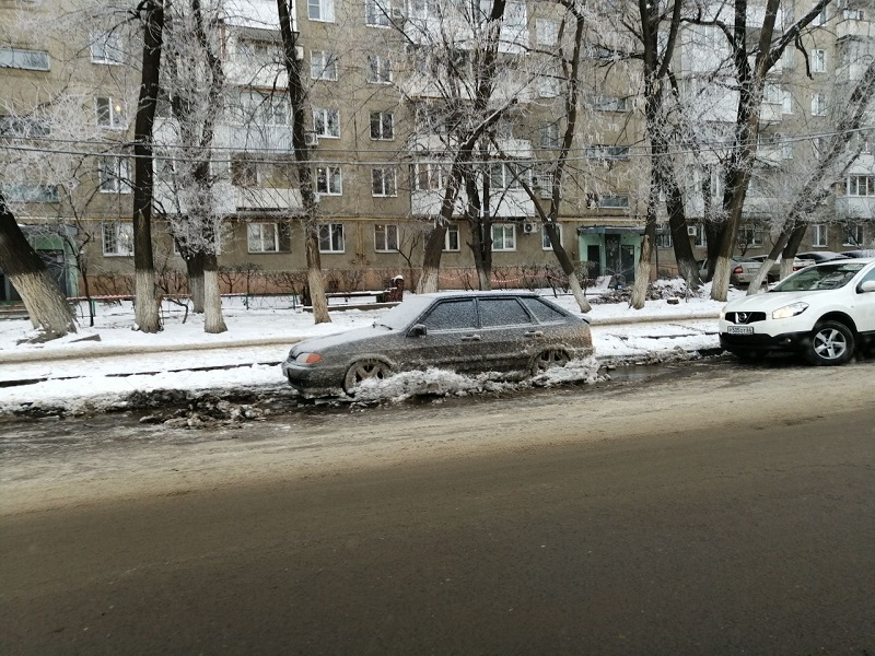 Вмерзшая машина на Кутякова.jpg