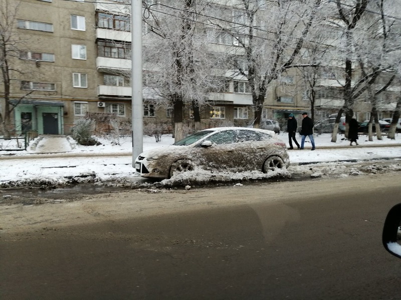 Вмерзший автомобиль на Кутякова.jpg