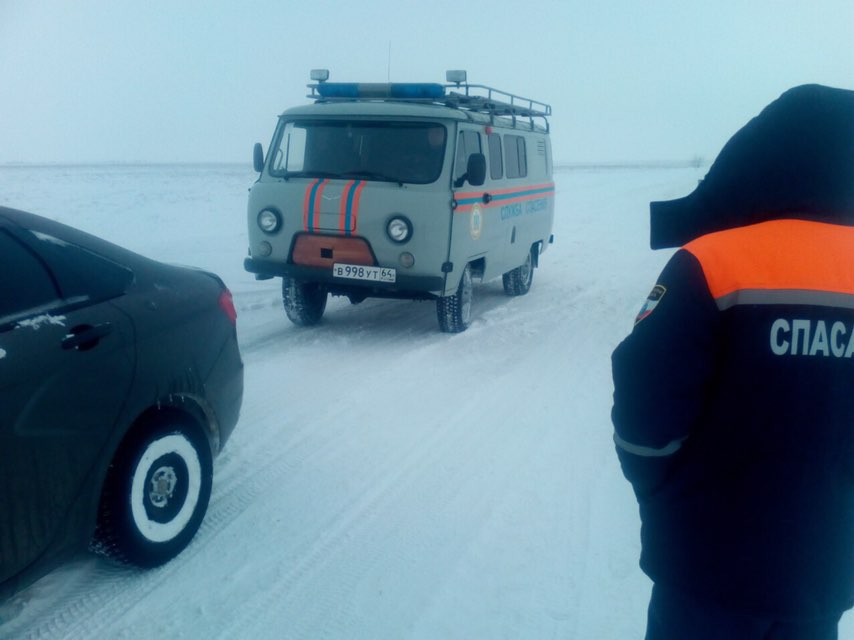 Сотрудники Облспаса эвакуировали застрявшие в снегу автомобили.jpg