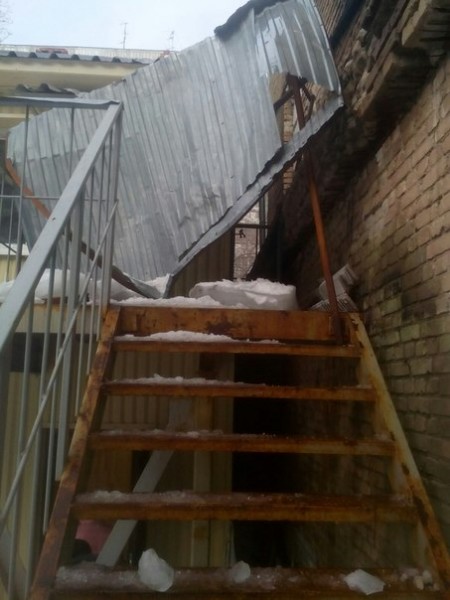 Последствия падения льда с крыши ОВО на соседний дом в прошлом году (2).jpg