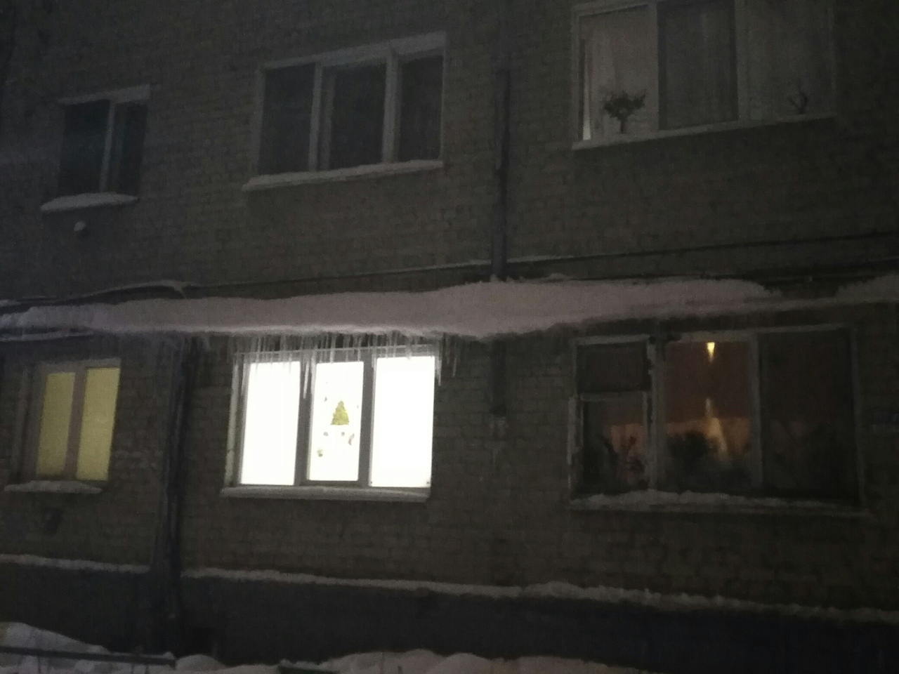 Обледенение газовой трубы дома на улице Орджоникидзе.