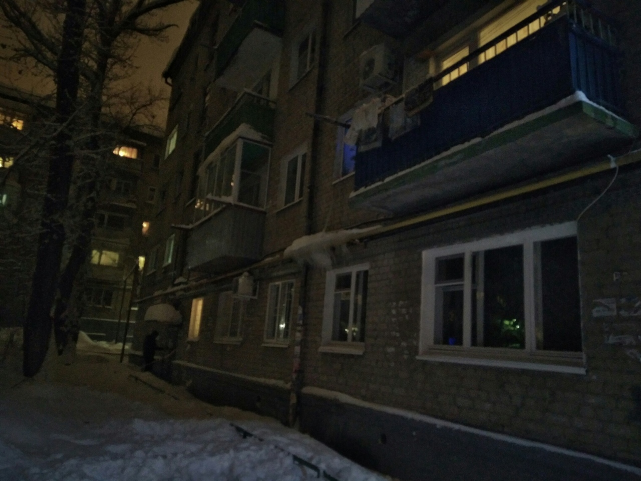 Обледенение газовой трубы дома на улице Орджоникидзе.
