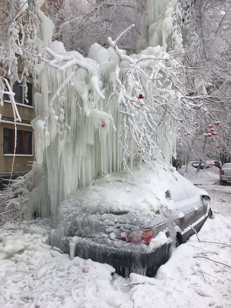 Скованный льдом автомобиль в Саратове