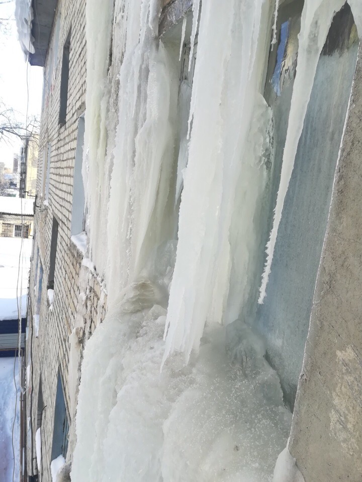 Лед, выдавливающий окно в доме №43.jpg