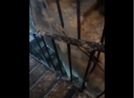Кадр из видео. Промерзший подъезд энгельсского дома.JPG