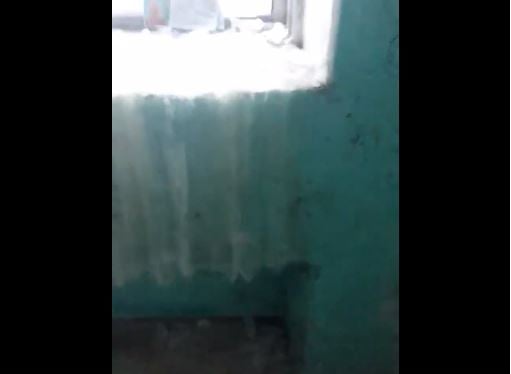 Кадр из видео. Промерзший подъезд энгельсского дома.JPG