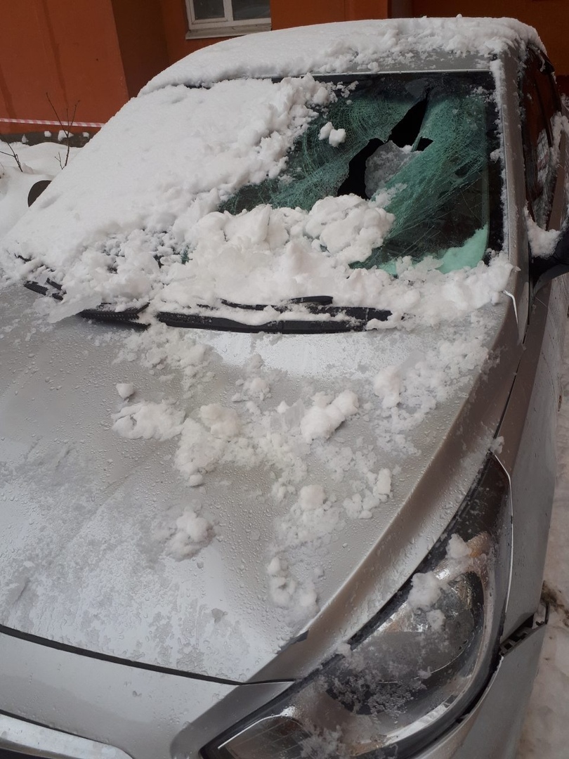 Падение наледи на автомобиль на улице Уфимцева