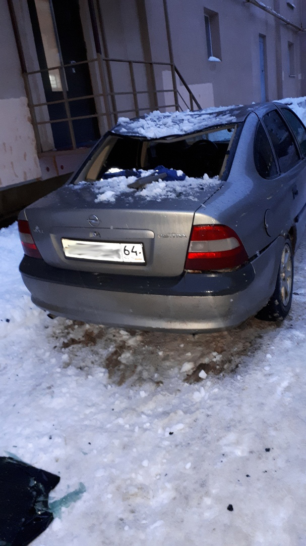 Падение наледи на автомобиль на улице Пономарева