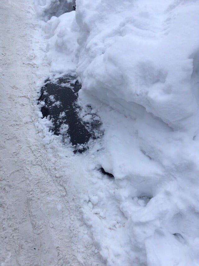 Саратовцы приняли засыпанный снегом автомобиль за часть тротуара.jpg
