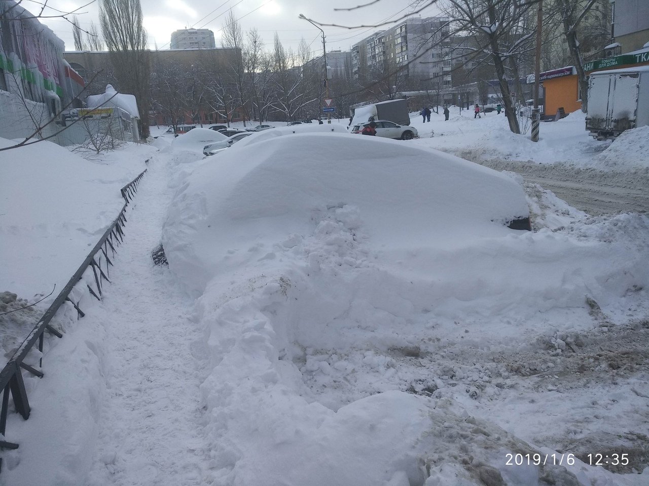 Саратовцы приняли засыпанный снегом автомобиль за часть тротуара