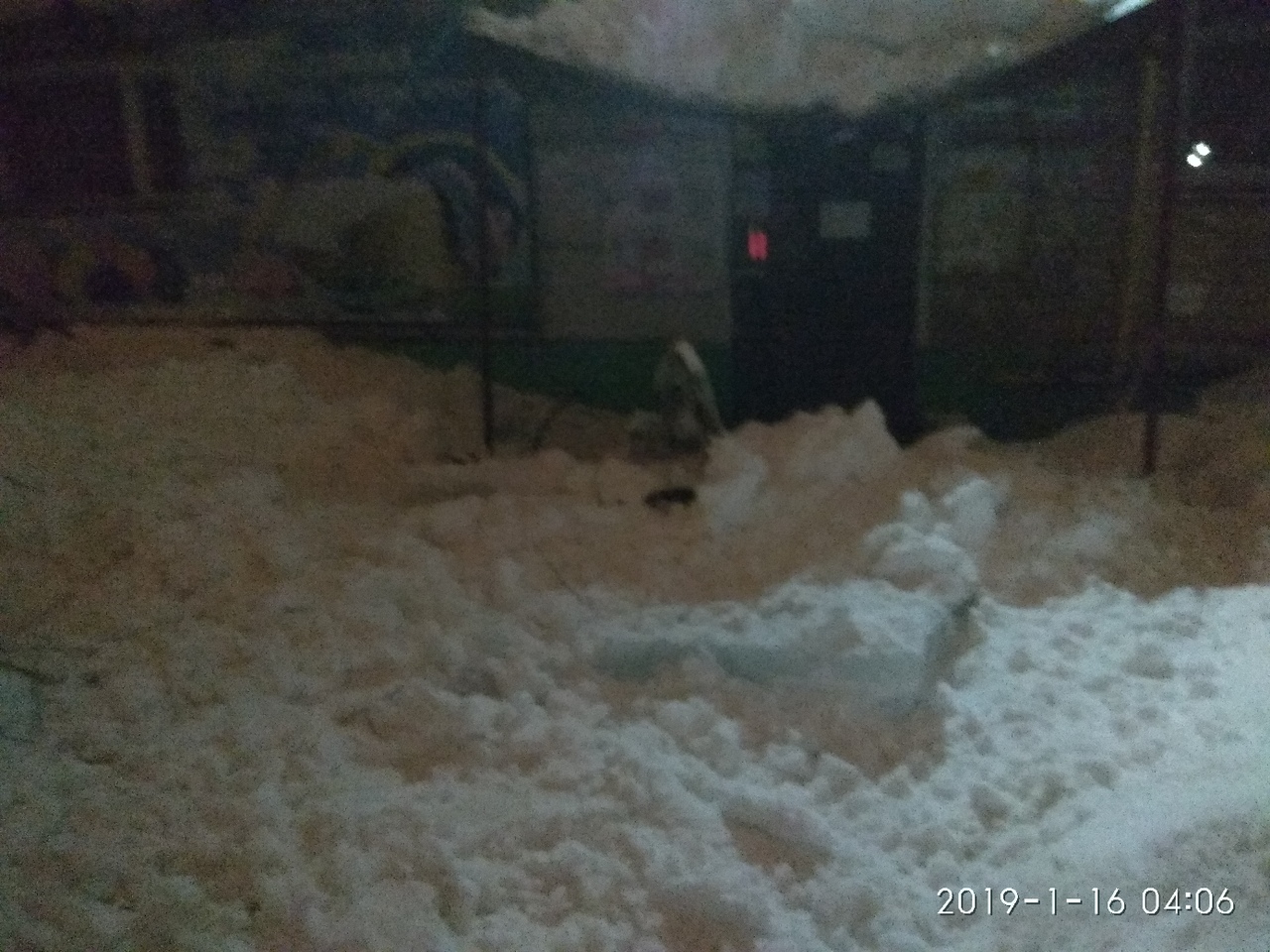 Глыбы льда, упавшие с крыши дома №19 на Кавказском проезде.jpg
