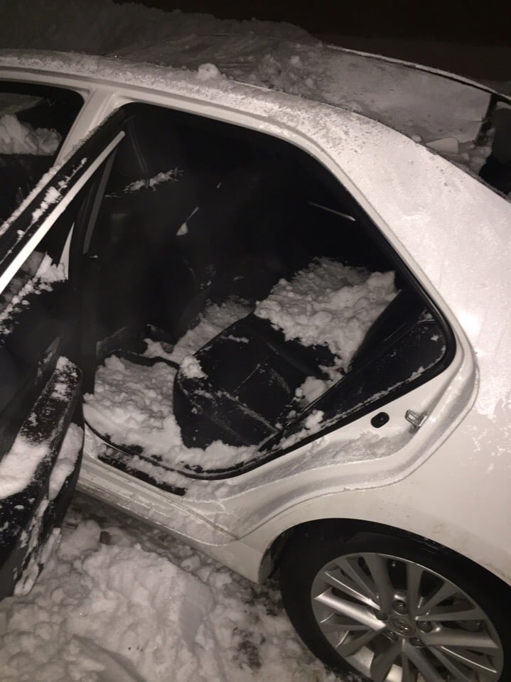 Снег разбил машину на улице Исаева.jpg
