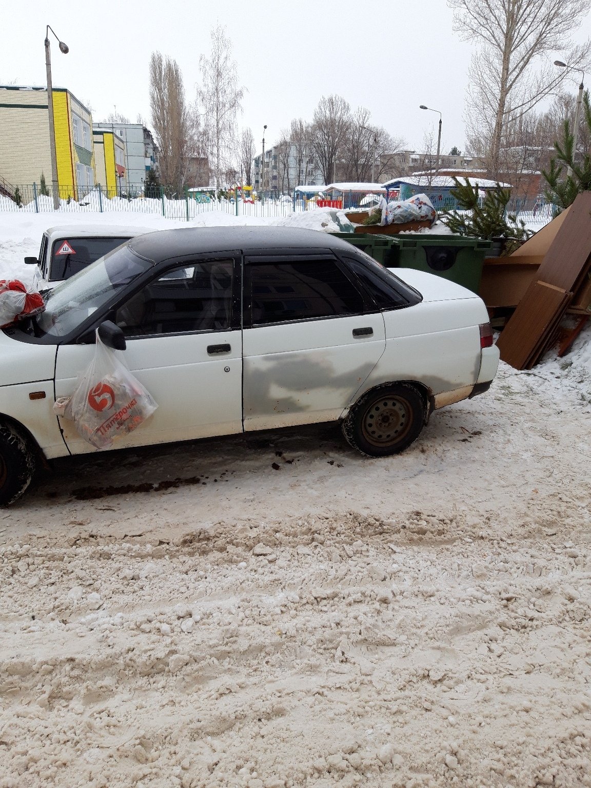 В Балакове жители начали складывать мусор на автомобиль автохама.jpg