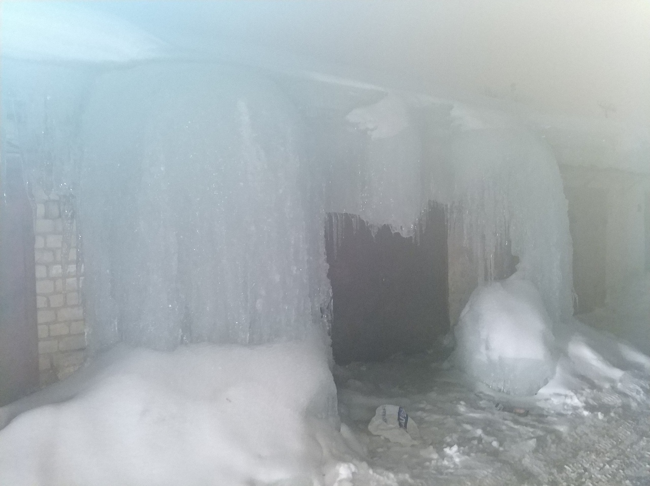 Ледяной портал на улице Орджоникидзе.
