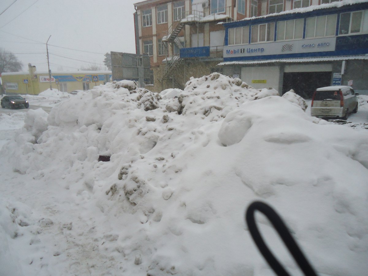 погребенный под снегом автомобиль в Саратове (2).JPG
