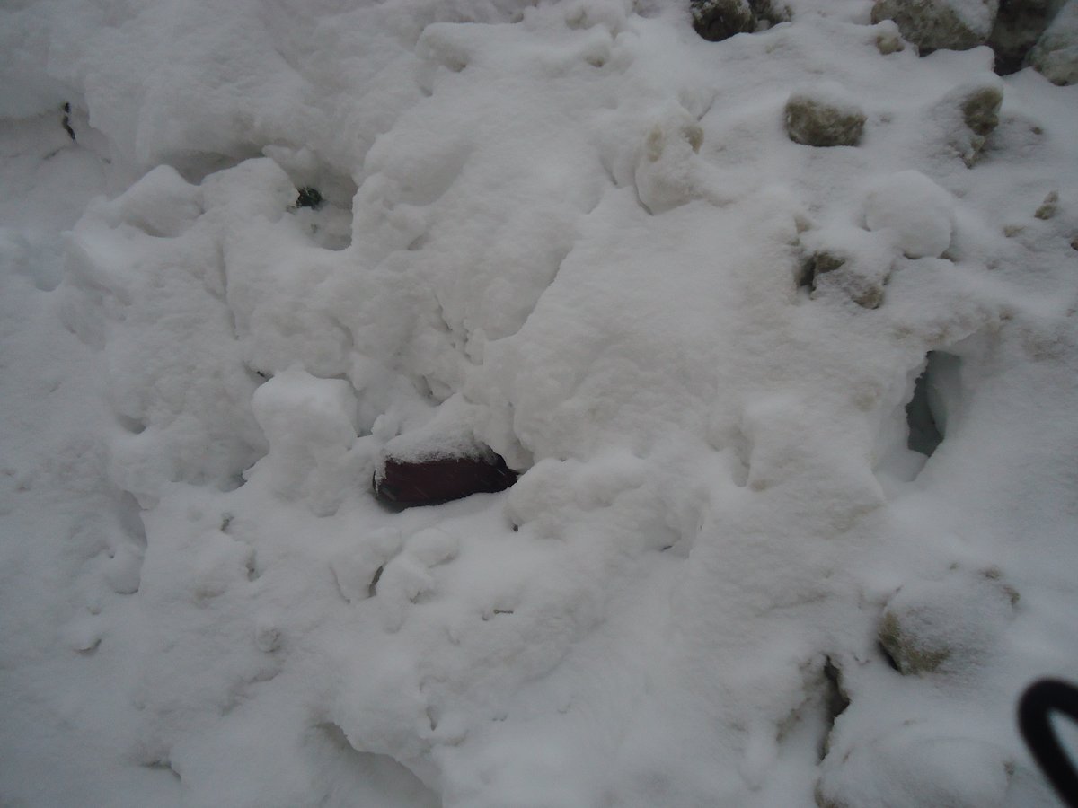 погребенный под снегом автомобиль в Саратове (3).JPG