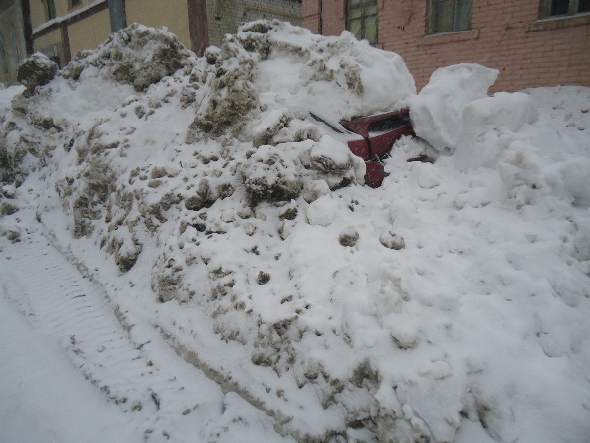 погребенный под снегом автомобиль в Саратове (5).JPG