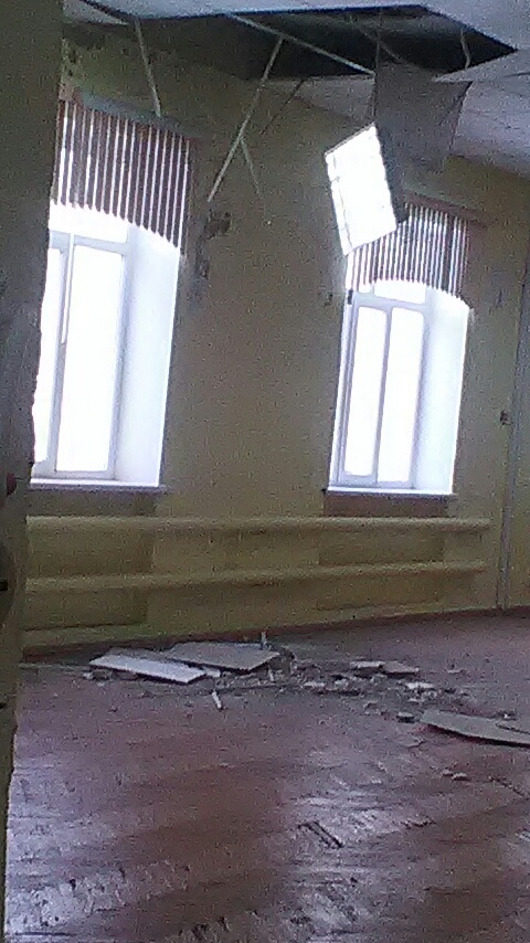 Последствия обрушения подвесного потолка в саратовской школе.
