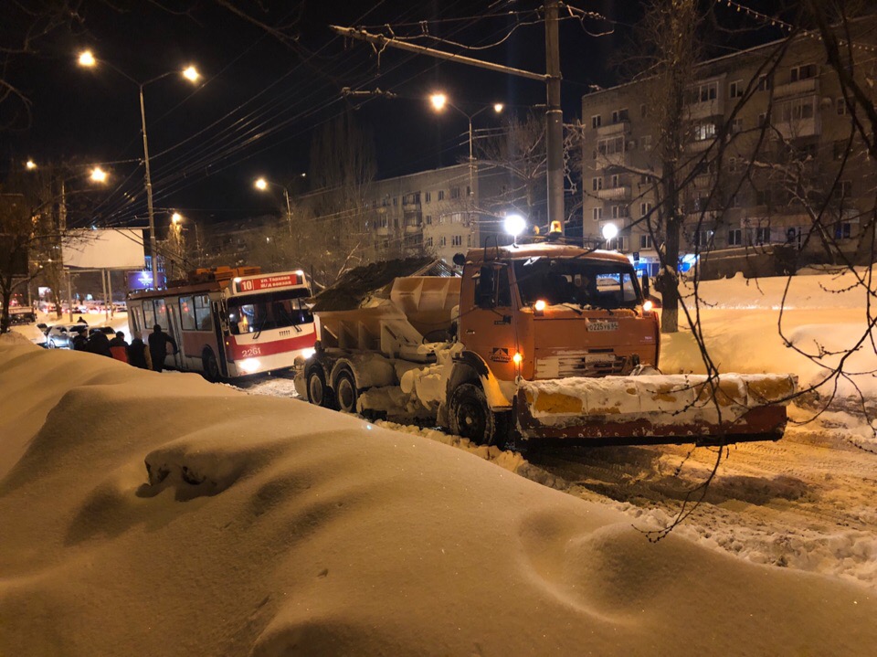 Троллейбус №10 застрял на проспекте Строителей.jpg