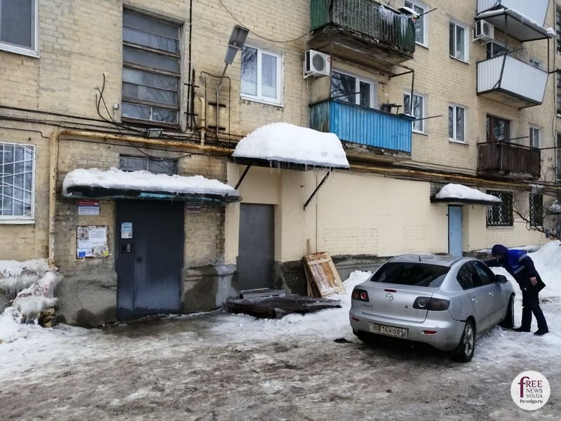 Падение снега на автомобиль вод дворе дома по улице Орджоникидзе.