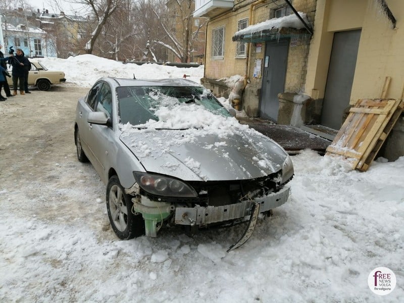 Падение снега на автомобиль вод дворе дома по улице Орджоникидзе.
