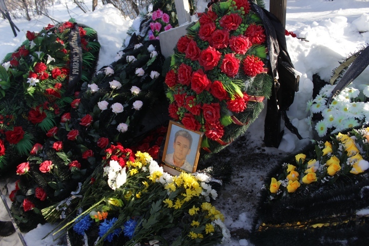 Возложение венков и цветов к могиле Олега Сергеева