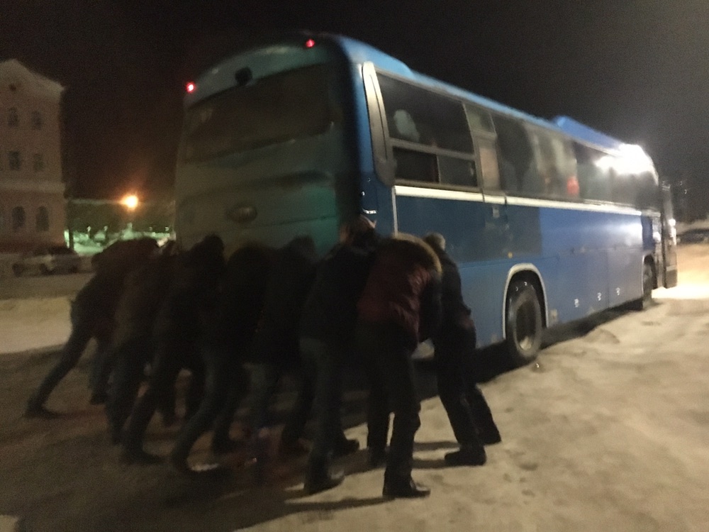 Пассажиры толкают автобус маршрута Саратов-Воронеж.