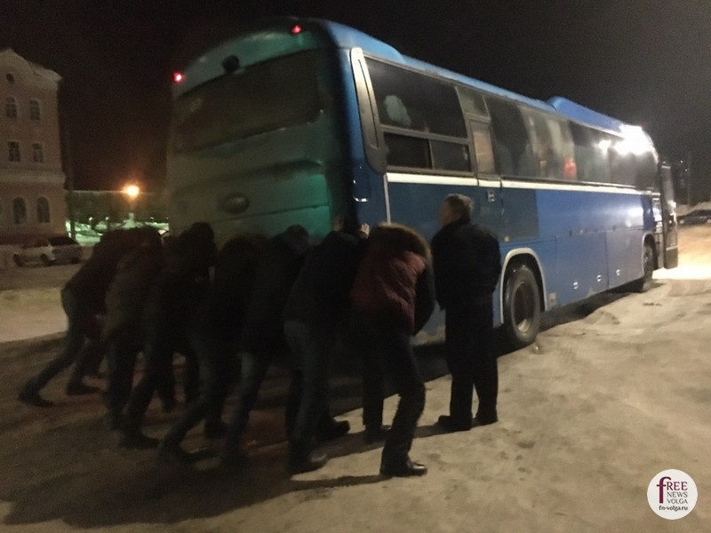 Пассажиры толкают автобус маршрута Саратов-Воронеж.